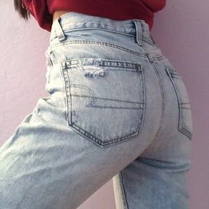 AMERICAN EAGLE MOM JEANS